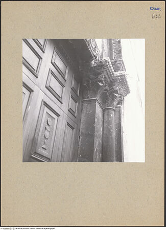 Vorderseite von Bibliotheca Hertziana [https://www.deutsche-digitale-bibliothek.de/content/lizenzen/rv-fz/] Hauptportal - Kapitelle rechts, bh196796_recto. Foto: Lehmann-Brockhaus, Otto.