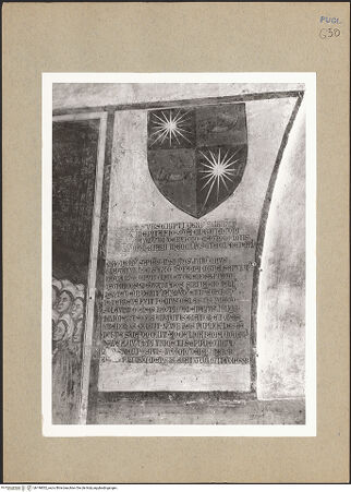 Vorderseite von Sopr. BAS BA [https://www.deutsche-digitale-bibliothek.de/content/lizenzen/rv-ez/] Wappen der Familie Del Balzo mit Transkription des Epitaphs des Grabes von Raimondo del Balzo in Santa Chiara, Neapel (1375) - Gesamtansicht, bh196832_recto. Foto.