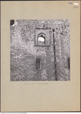 Vorderseite von Bibliotheca Hertziana [https://www.deutsche-digitale-bibliothek.de/content/lizenzen/rv-fz/] Castello di LagopesoleGroßer (nördlicher) Hof - Nordwand, Detail, bh196997_recto. Foto: Lehmann-Brockhaus, Otto.