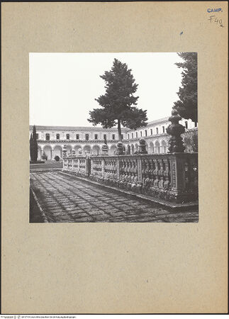 Vorderseite von Bibliotheca Hertziana [https://www.deutsche-digitale-bibliothek.de/content/lizenzen/rv-fz/] Certosa di San LorenzoChiostro grande - Teilansicht, mit dem Friedhof der Mönche (1729), bh197419_recto. Foto: Lehmann-Brockhaus, Otto.