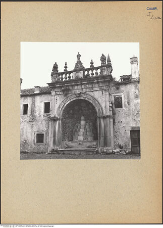 Vorderseite von Bibliotheca Hertziana [https://www.deutsche-digitale-bibliothek.de/content/lizenzen/rv-fz/] Certosa di San Lorenzo - Brunnen, bh197422_recto. Foto: Lehmann-Brockhaus, Otto.