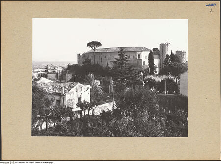 Vorderseite von Bibliotheca Hertziana [https://www.deutsche-digitale-bibliothek.de/content/lizenzen/rv-fz/] Castello dei Colonna - Gesamtansicht, bh197443_recto. Foto: Lehmann-Brockhaus, Otto.