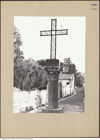 Vorderseite von Bibliotheca Hertziana [https://www.deutsche-digitale-bibliothek.de/content/lizenzen/rv-fz/] Antikes Kapitell, von Kreuz bekrönt - Gesamtansicht, bh197444_recto. Foto: Lehmann-Brockhaus, Otto.