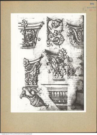 Vorderseite von Biblioteca Comunale [https://www.deutsche-digitale-bibliothek.de/content/lizenzen/rv-ez/] Codex ZichyOrnamente, Kapitelle, Vase - , bh198414_recto. Foto.