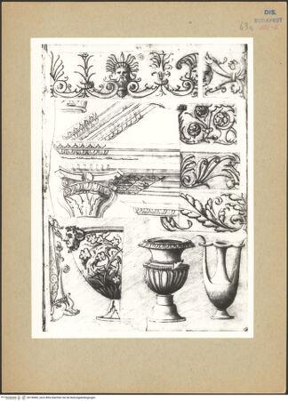 Vorderseite von Biblioteca Comunale [https://www.deutsche-digitale-bibliothek.de/content/lizenzen/rv-ez/] Codex ZichyOrnamente, Architekturdetails, Vasen - , bh198482_recto. Foto.