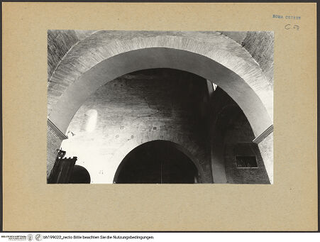 Vorderseite von Pace, Valentino [https://www.deutsche-digitale-bibliothek.de/content/lizenzen/rv-fz/] Abbazia delle Tre FontaneSanti Vincenzo ed Anastasio - Ansicht aus dem rechten Querhausarm, bh199022_recto. Foto: Pace, Valentino.