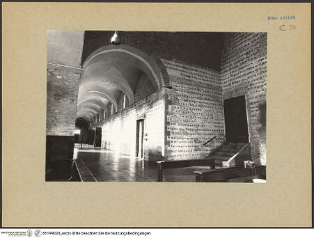 Vorderseite von Pace, Valentino [https://www.deutsche-digitale-bibliothek.de/content/lizenzen/rv-fz/] Abbazia delle Tre FontaneSanti Vincenzo ed Anastasio - Linkes Seitenschiff, vom Chor aus, bh199025_recto. Foto: Pace, Valentino.