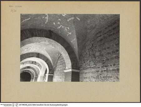 Vorderseite von Pace [https://www.deutsche-digitale-bibliothek.de/content/lizenzen/rv-ez/] Abbazia delle Tre FontaneSanti Vincenzo ed Anastasio - Westflügel, bh199048_recto. Foto.