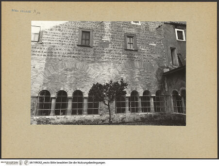 Vorderseite von Pace [https://www.deutsche-digitale-bibliothek.de/content/lizenzen/rv-ez/] Abbazia delle Tre FontaneSanti Vincenzo ed Anastasio - Außenseite des Ostflügels, bh199052_recto. Foto.