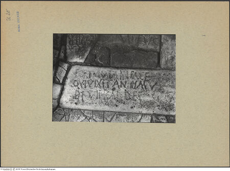 Vorderseite von ICCD [https://www.deutsche-digitale-bibliothek.de/content/lizenzen/rv-ez/] Sant'Agnese in AgoneUnterkirche - Antiker Fußboden, Detail: Einritzung der "Fortunata", bh199119_recto. Foto.