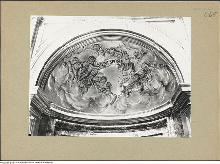 Vorderseite von ICCD [https://www.deutsche-digitale-bibliothek.de/content/lizenzen/rv-ez/] Stuckdekoration mit Engel und Putten mit den Attributen der jeweiligen HeiligenKalottenrelief über dem Nischenaltar der heiligen Emerentiana: Putten mit Schriftband im Himmel - Gesamtansicht, bh199135_recto. Foto.