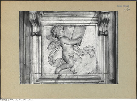 Vorderseite von ICCD [https://www.deutsche-digitale-bibliothek.de/content/lizenzen/rv-ez/] Putto mit Buch - Gesamtansicht, bh199137_recto. Foto.