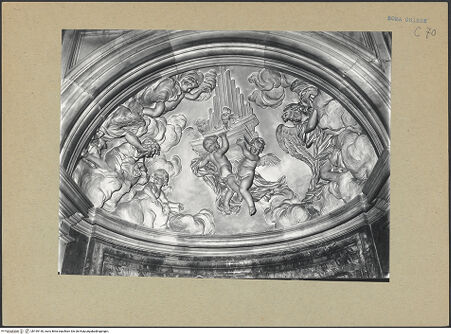 Vorderseite von ICCD [https://www.deutsche-digitale-bibliothek.de/content/lizenzen/rv-ez/] Stuckdekoration mit Engel und Putten mit den Attributen der jeweiligen HeiligenKalottenrelief über dem Nischenaltar der heiligen Cecilia: Putten mit Orgel - Gesamtansicht, bh199140_recto. Foto.