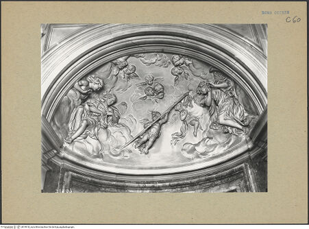Vorderseite von ICCD [https://www.deutsche-digitale-bibliothek.de/content/lizenzen/rv-ez/] Stuckdekoration mit Engel und Putten mit den Attributen der jeweiligen HeiligenKalottenrelief über dem Nischenaltar des heiligen Alexius: Engel mit Standarte zwischen weiteren Engeln auf Wolken - Gesamtansicht, bh199142_recto. Foto.