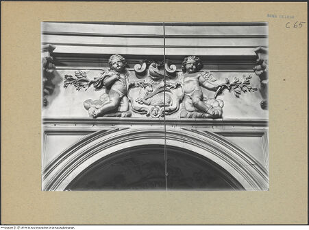 Vorderseite von ICCD [https://www.deutsche-digitale-bibliothek.de/content/lizenzen/rv-ez/] Stuckdekoration mit Engel und Putten mit den Attributen der jeweiligen HeiligenPutten mit Lamm, Olivenzweigen und Taube - Gesamtansicht, bh199158_recto. Foto.