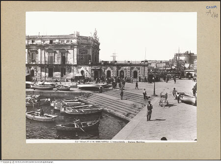 Vorderseite von Alinari [https://www.deutsche-digitale-bibliothek.de/content/lizenzen/rv-ez/] Porto di Napoli - Immacolatella und alte Stazione Marittima, bh199270_recto. Foto.