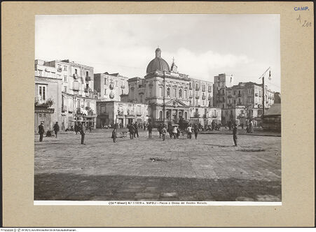 Vorderseite von Alinari [https://www.deutsche-digitale-bibliothek.de/content/lizenzen/rv-ez/] Piazza del Mercato - Ansicht von Südwesten, bh199272_recto. Foto.