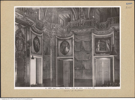 Vorderseite von Alinari [https://www.deutsche-digitale-bibliothek.de/content/lizenzen/rv-ez/] Palazzo Carafa di Maddaloni - Detail des Salone , bh199273_recto. Foto.