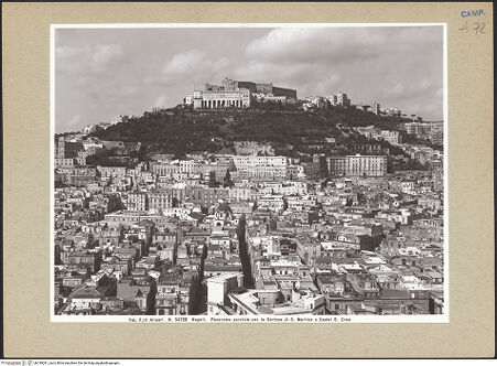 Vorderseite von Alinari [https://www.deutsche-digitale-bibliothek.de/content/lizenzen/rv-ez/] NeapelStadtzentrum: Centro antico, Vomero, Hafen - Vomero mit Castel Sant'Elmo und Certosa di San Martino, bh199281_recto. Foto.