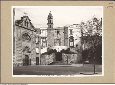 Vorderseite von Alinari [https://www.deutsche-digitale-bibliothek.de/content/lizenzen/rv-ez/] San Giovanni a CarbonaraSüdfassade (Cappella di Santa Monica) - Fassade und Treppe, bh199290_recto. Foto.