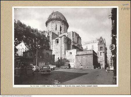Vorderseite von Alinari [https://www.deutsche-digitale-bibliothek.de/content/lizenzen/rv-ez/] Santa Maria Maggiore - Seitenansicht: linke Seite, Cappella Pontano und Hauptfassade, bh199291_recto. Foto.
