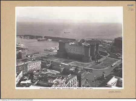 Vorderseite von Alinari [https://www.deutsche-digitale-bibliothek.de/content/lizenzen/rv-ez/] Castel Nuovo - Ansicht von Norden, bh199294_recto. Foto.