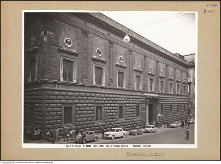 Vorderseite von Alinari [https://www.deutsche-digitale-bibliothek.de/content/lizenzen/rv-ez/] Palazzo Orsini di Gravina - Fassade, bh199295_recto. Foto.