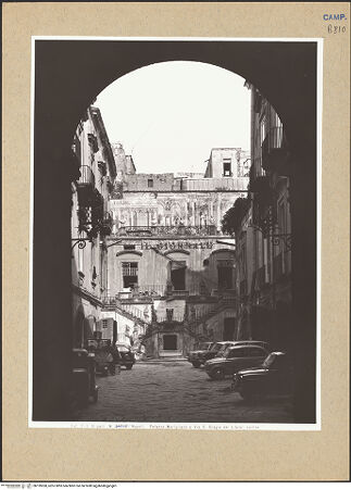 Vorderseite von Alinari [https://www.deutsche-digitale-bibliothek.de/content/lizenzen/rv-ez/] Palazzo Marigliano - Hof, bh199300_recto. Foto.