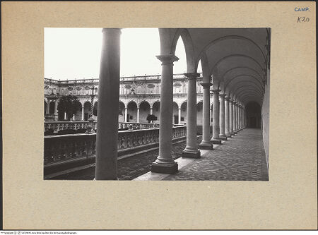 Vorderseite von Bösel, Richard [https://www.deutsche-digitale-bibliothek.de/content/lizenzen/rv-fz/] Certosa di San MartinoChiostro Grande - Südgalerie (von Nordwesten), bh199844_recto. Foto: Bösel, Richard.