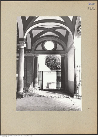 Vorderseite von Bösel, Richard [https://www.deutsche-digitale-bibliothek.de/content/lizenzen/rv-fz/] Santa Maria degli Angeli alle CrociPortikus - Rechter Eingang, bh199884_recto. Foto: Bösel, Richard.