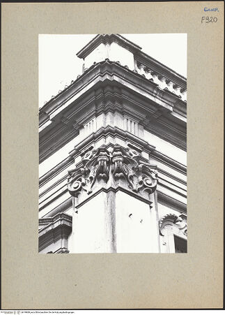 Vorderseite von Bösel, Richard [https://www.deutsche-digitale-bibliothek.de/content/lizenzen/rv-fz/] Santa Maria degli Angeli alle CrociHauptfassade - Mittelrisalit, Detail: Kapitelle an der Ecke, bh199889_recto. Foto: Bösel, Richard.