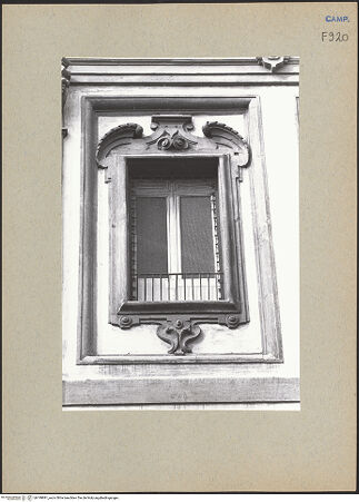 Vorderseite von Bösel, Richard [https://www.deutsche-digitale-bibliothek.de/content/lizenzen/rv-fz/] Santa Maria degli Angeli alle CrociHauptfassade - Mittelrisalit, Detail: Fenster, bh199891_recto. Foto: Bösel, Richard.