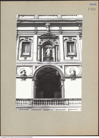 Vorderseite von Bösel, Richard [https://www.deutsche-digitale-bibliothek.de/content/lizenzen/rv-fz/] Santa Maria degli Angeli alle CrociHauptfassade - Mittelrisalit, Detail, bh199892_recto. Foto: Bösel, Richard.