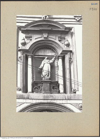 Vorderseite von Bösel, Richard [https://www.deutsche-digitale-bibliothek.de/content/lizenzen/rv-fz/] Santa Maria degli Angeli alle CrociHauptfassade - Mittelrisalit, Detail: Fenster und Statue des heiligen Franziskus von C. Fansago, bh199893_recto. Foto: Bösel, Richard.