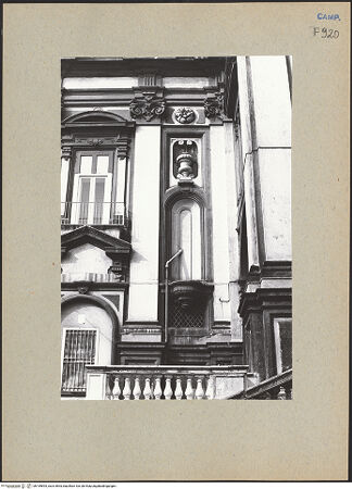 Vorderseite von Bösel, Richard [https://www.deutsche-digitale-bibliothek.de/content/lizenzen/rv-fz/] Santa Maria degli Angeli alle CrociHauptfassade - Linke Seite, Detail, bh199894_recto. Foto: Bösel, Richard.