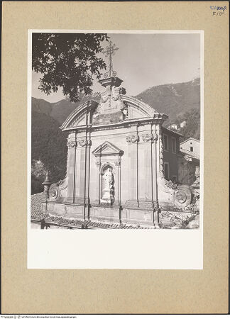 Vorderseite von Bibliotheca Hertziana [https://www.deutsche-digitale-bibliothek.de/content/lizenzen/rv-fz/] Abbazia della Trinità di Cava - Detail, Giebel, bh199929_recto. Foto: Lehmann-Brockhaus, Otto.