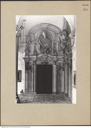 Vorderseite von Bösel, Richard [https://www.deutsche-digitale-bibliothek.de/content/lizenzen/rv-fz/] Certosa di San MartinoChiostro Grande - Türen der südöstlichen Ecke, bh200175_recto. Foto: Bösel, Richard.