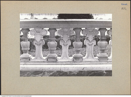 Vorderseite von Bösel, Richard [https://www.deutsche-digitale-bibliothek.de/content/lizenzen/rv-fz/] Balustrade des Friedhofs - Detail, bh200178_recto. Foto: Bösel, Richard.