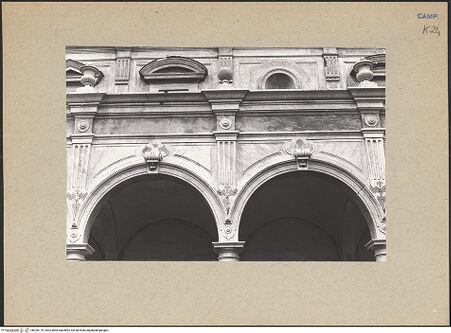 Vorderseite von Bösel, Richard [https://www.deutsche-digitale-bibliothek.de/content/lizenzen/rv-fz/] Certosa di San MartinoChiostro Grande - Arkade, Detail, bh200179_recto. Foto: Bösel, Richard.