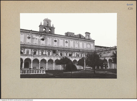 Vorderseite von Bösel, Richard [https://www.deutsche-digitale-bibliothek.de/content/lizenzen/rv-fz/] Certosa di San MartinoChiostro Grande - Ansicht von Südosten, bh200181_recto. Foto: Bösel, Richard.