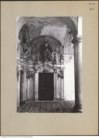 Vorderseite von Bösel, Richard [https://www.deutsche-digitale-bibliothek.de/content/lizenzen/rv-fz/] Certosa di San MartinoChiostro Grande - Türen der südwestlichen Ecke, bh200184_recto. Foto: Bösel, Richard.