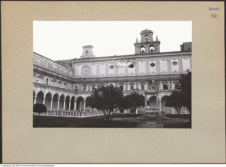 Vorderseite von Bösel, Richard [https://www.deutsche-digitale-bibliothek.de/content/lizenzen/rv-fz/] Certosa di San MartinoChiostro Grande - Ansicht von Nordosten, bh200187_recto. Foto: Bösel, Richard.