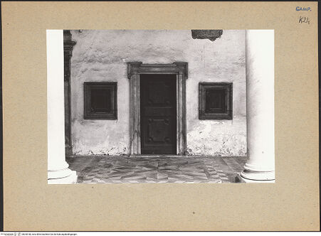 Vorderseite von Bösel, Richard [https://www.deutsche-digitale-bibliothek.de/content/lizenzen/rv-fz/] Certosa di San MartinoChiostro Grande - Eingang einer Zelle, bh200188_recto. Foto: Bösel, Richard.