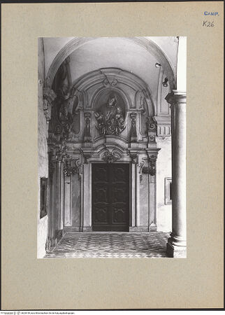 Vorderseite von Bösel, Richard [https://www.deutsche-digitale-bibliothek.de/content/lizenzen/rv-fz/] Certosa di San MartinoChiostro Grande - Türen der südöstlichen Ecke, bh200189_recto. Foto: Bösel, Richard.