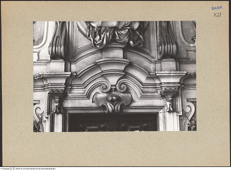 Vorderseite von Bösel, Richard [https://www.deutsche-digitale-bibliothek.de/content/lizenzen/rv-fz/] Certosa di San MartinoChiostro Grande - Dekoration der Türen, bh200192_recto. Foto: Bösel, Richard.