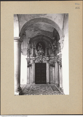 Vorderseite von Bösel, Richard [https://www.deutsche-digitale-bibliothek.de/content/lizenzen/rv-fz/] Certosa di San MartinoChiostro Grande - Türen der südwestlichen Ecke, bh200193_recto. Foto: Bösel, Richard.