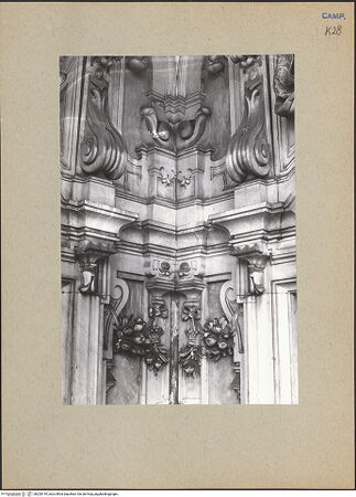 Vorderseite von Bösel, Richard [https://www.deutsche-digitale-bibliothek.de/content/lizenzen/rv-fz/] Certosa di San MartinoChiostro Grande - Dekoration der Türen, bh200195_recto. Foto: Bösel, Richard.