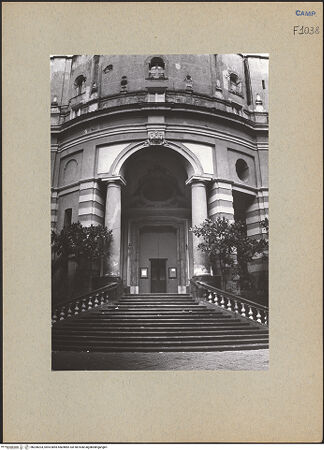 Vorderseite von Bösel, Richard [https://www.deutsche-digitale-bibliothek.de/content/lizenzen/rv-fz/] Santa Maria Egiziaca a Pizzofalcone - Fassade, unteres Teil, bh200203_recto. Foto: Bösel, Richard.