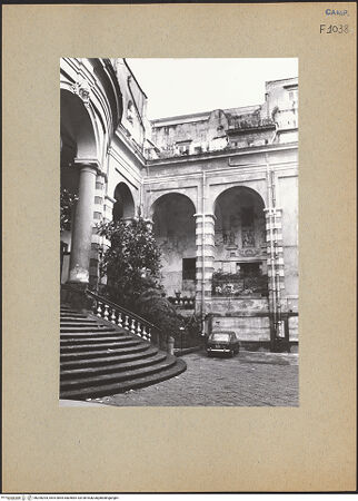 Vorderseite von Bösel, Richard [https://www.deutsche-digitale-bibliothek.de/content/lizenzen/rv-fz/] Santa Maria Egiziaca a Pizzofalcone - Fassade, Detail, bh200204_recto. Foto: Bösel, Richard.