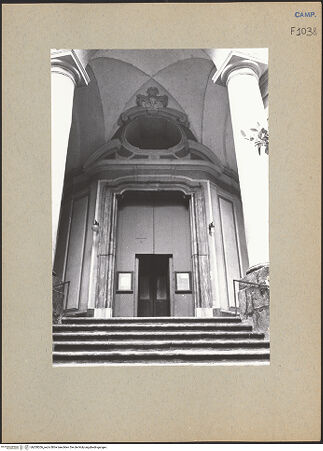 Vorderseite von Bösel, Richard [https://www.deutsche-digitale-bibliothek.de/content/lizenzen/rv-fz/] Santa Maria Egiziaca a Pizzofalcone - Fassade, Portal, bh200206_recto. Foto: Bösel, Richard.